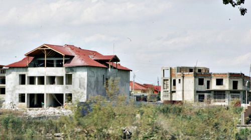 O treime dintre românii ar investi în case dacă ar câştiga un milion de euro