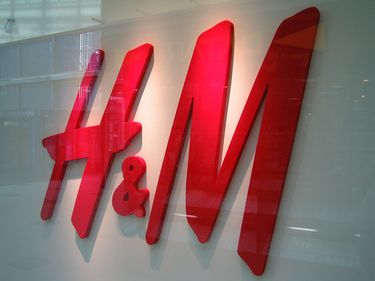 Forţa unui gigant cu afaceri de 10 mld. euro: H&M a semnat în patru luni contracte pentru zece magazine