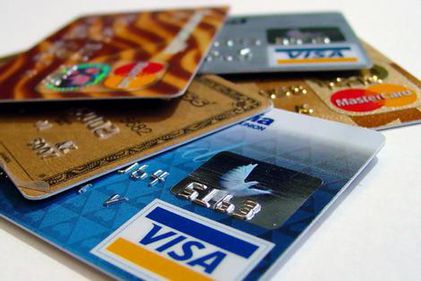 Capcana cardului de credit: care este limita dintre util şi periculos?