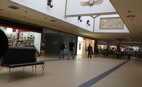 Braşov: Criza economică pune lacăt pe magazinele din mall-uri