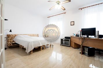 Casă - 6 camere de vanzare DEALURI ORADEA - Bihor anunturi imobiliare Bihor