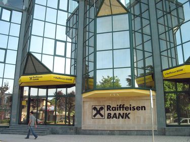 Raiffeisen isi cumpara singura terenurile scoase la lichidare