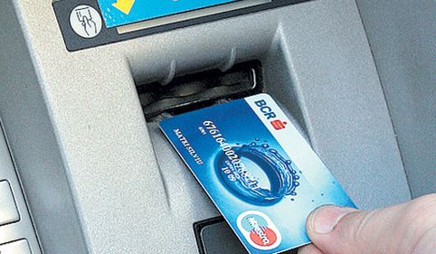 Cardurile BCR nu vor putea fi folosite marţi dimineaţă până la ora 5:00