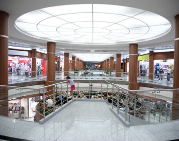 În 2011, H&M deschide 250 de magazine