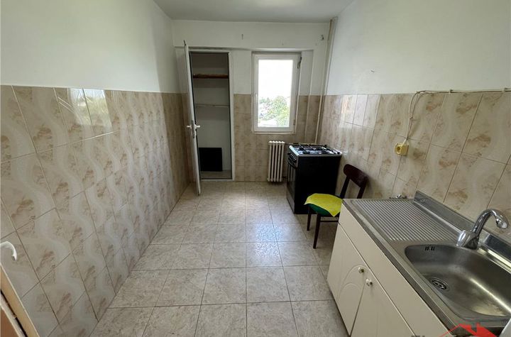 Apartament 3 camere de vanzare ULTRACENTRAL - Vrancea anunturi imobiliare Vrancea