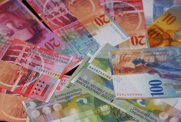 Francul elveţian s-a scumpit cu circa 50% în ultimii trei ani. Ce vor face clienţii care au credite în această monedă?