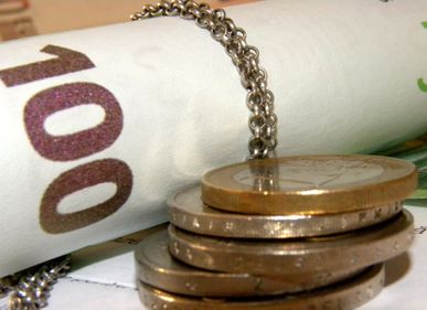 Românii prind încredere în bănci: scot banii de la saltea şi îi transformă în depozite bancare