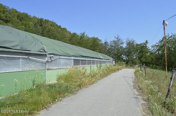 Bogati - Glimbocel, Ferma Zootehnica, Cladiri 1996 mp, Teren 4.89 ha anunturi imobiliare Arges