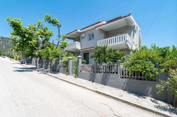 Casă unifamilială renovată, 3 niveluri, 284 mp, 250 m de mare anunturi imobiliare Grecia