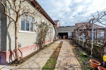 Casă de renovat cu 773 mp teren la preț de apartament anunturi imobiliare Arad
