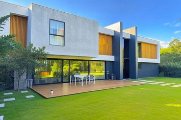 Villa with modern architecture, heated pool, 1000sqm yard, Iancu Nicolae area anunturi imobiliare Bucuresti