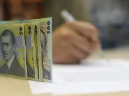 Salariile românilor scad, bancherii şi agenţii imobiliari iau lefuri mai mari
