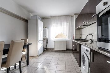 Apartament 2 Camere, Etajul 1, Piața Mihai Viteazul, Arad anunturi imobiliare Arad