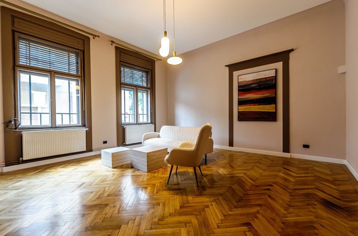 Parter, 3 camere, 103 mp – renovat recent, ultracentral, la cheie anunturi imobiliare Arad