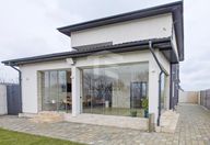 300.000 €, Vilă