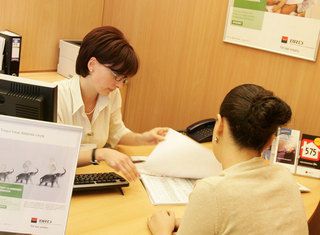 Mergeţi la bănci pentru reducerea dobânzilor. Unele „uită“ să o facă
