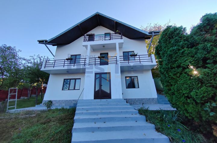 Vilă - 4 camere de vanzare IASI - Iasi anunturi imobiliare Iasi