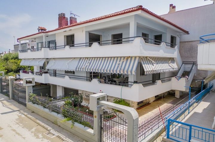 Două apartamente 85,5 mp în Paralia Ofriniou, la 50 m de mare anunturi imobiliare Grecia