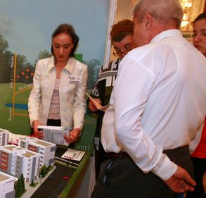 Cumpărătorii reapar în imobiliare pe măsură ce scad preţurile