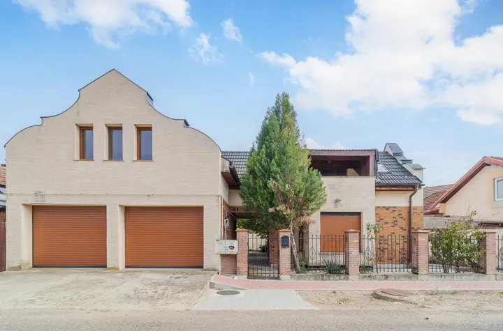 Casă - 10 camere de vanzare BORS - Bihor anunturi imobiliare Bihor