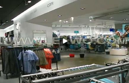 "Cod galben" de ploaie în magazinul H&M din Palas Iaşi. Video cu inundaţia apărută la doar o zi de la deschiderea centrului comercial