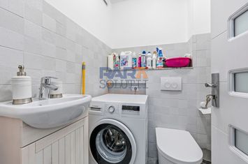 Apartament spațios cu 4 camere - renovat modern, mobilat și utilat anunturi imobiliare Neamt