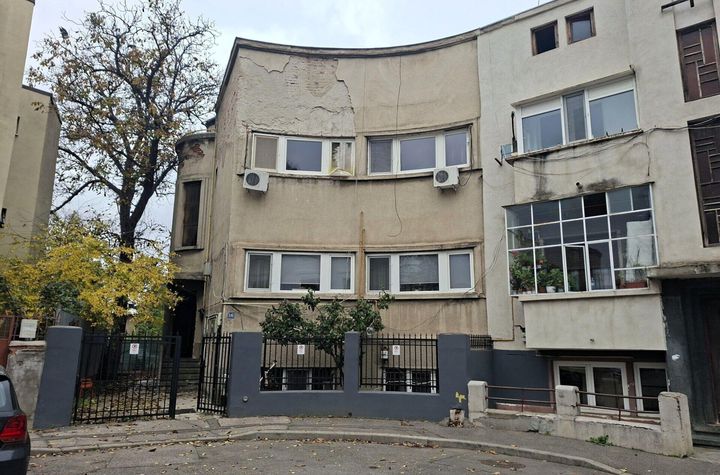 Apartament cu 3 camere in vila interbelica, de renovat anunturi imobiliare Bucuresti