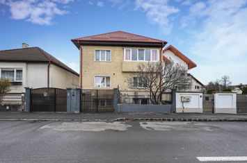Apartament cu 3 camere la casa | Curte 130 mp | Zona Grivitei strada Vulcan anunturi imobiliare Brasov
