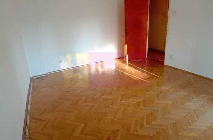 Vanzare apartament de 4 camere la Casa Poporului-stradal anunturi imobiliare Bucuresti