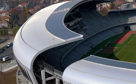 Cluj Arena îşi schimbă culoarea în funcţie de lumină. Vezi cum arată