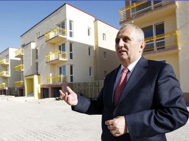 Soluţia de criză: apartamentele cu trei camere sunt transformate în locuinţe cu două camere