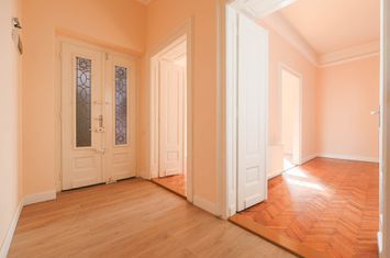 Descoperă eleganța istorică în inima Aradului: apartament de 5 camere anunturi imobiliare Arad