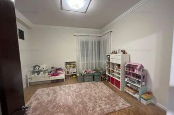 Vanzare jumatate vila arhitectura modernista Cotroceni cu 2 garaje terasa 54mp anunturi imobiliare Bucuresti