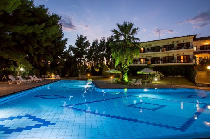 Hotel de lux 1.560 mp la malul mării în Nikiti anunturi imobiliare Grecia