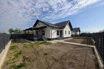 Casă - 4 camere de vanzare HEMEIUS - Bacau anunturi imobiliare Bacau