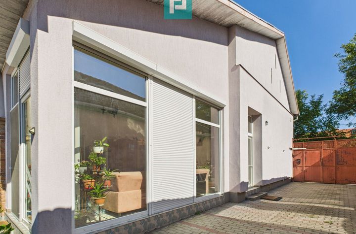 Casă cu piscină și teren generos, Sântana anunturi imobiliare Arad