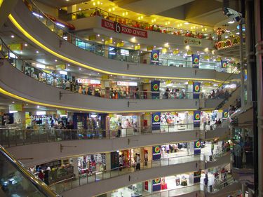 Chiriaşi noi în mallurile din Cluj: Humanic în Polus, Massimo Dutti în Iulius Mall