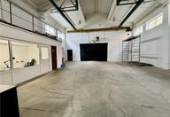 1.050 €, Spațiu industrial