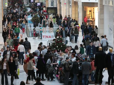 Paradoxul ultimului weekend dinaintea Crăciunului: Mallurile sunt pline ochi, însă oamenii vin, se uită şi pleacă