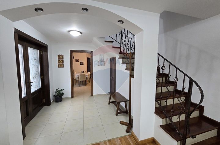 Casă pe 3 niveluri, 5 camere - 180mp anunturi imobiliare Sibiu