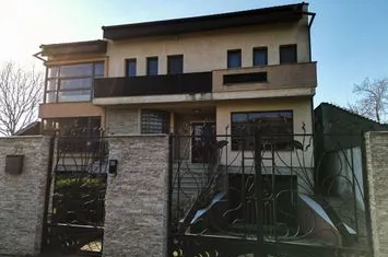 Vilă spațioasă cu 8 camere, Grădiște anunturi imobiliare Arad