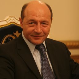 Băsescu spune că băncile ar trebui să-şi revizuiască politica de creditare