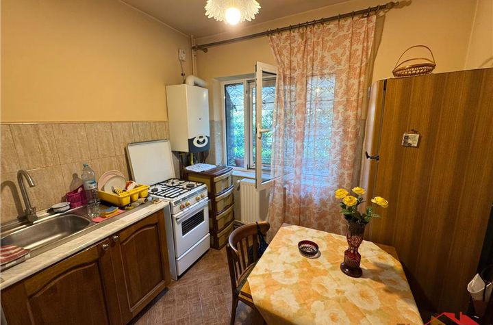 Apartament 3 camere de vanzare GARA - Vrancea anunturi imobiliare Vrancea