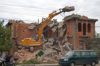 Bulgarii îşi dărâmă de bunăvoie proprietăţile construite ilegal
