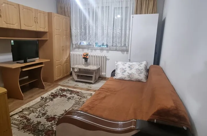 Chirie, garsonieră, mobilată, utilată, parter Blv Dacia. 250 Euro/lună anunturi imobiliare Bihor