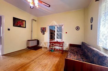 Casa cu 2 camere, 690mp in Battonya anunturi imobiliare Arad