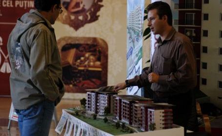 În lipsa clienţilor şi a tranzacţiilor, agenţii imobiliari din Cluj apelează la mila cumpărătorilor
