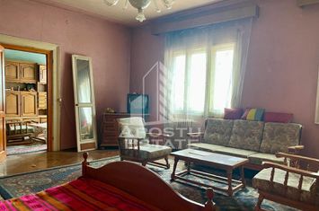 Casa de vanzare cu spatiu comercial si garaj,  zona centrala anunturi imobiliare Arad
