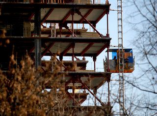 Piaţa imobiliară românească s-ar fi prăbuşit şi fără o criză globală