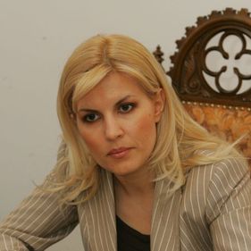 Elena Udrea conduce „ministerul locurilor de muncă în perioada de criză"